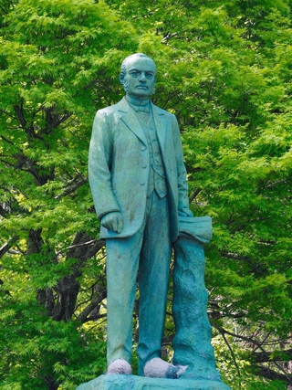 足がコンクリートで固められたドールン像＝福島県会津若松市