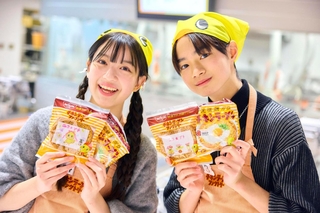 完成したチキンラーメンを持つ川瀬翠子さんと越山敬達さん＝１月、大阪府池田市