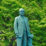 足がコンクリートで固められたドールン像＝福島県会津若松市