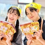 完成したチキンラーメンを持つ川瀬翠子さんと越山敬達さん＝１月、大阪府池田市