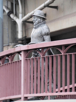 橋の上に立ち、川をながめる南蛮人像＝堺市堺区の南蛮橋