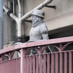 橋の上に立ち、川をながめる南蛮人像＝堺市堺区の南蛮橋