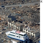 大震災から１カ月後、津波で建物に打ち上げられたままの観光船＝２０１１年４月、岩手県大槌町