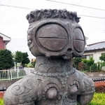 遺跡から出土した「遮光器土偶」をかたどった像＝青森県八戸市の「みどりと彫刻のふれあい散歩道」