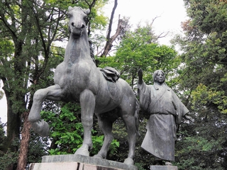 夫に「さあ、どうぞ」と馬を差し出しているような山内一豊の妻の像＝高知市の高知城
