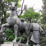 夫に「さあ、どうぞ」と馬を差し出しているような山内一豊の妻の像＝高知市の高知城