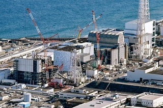 東京電力福島第１原発。左から、１号機、２号機、３号機、４号機＝２月