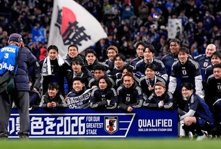 ８大会連続８度目のＷ杯出場を決め、写真におさまる日本代表＝３月、埼玉スタジアム