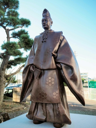 自ら築いた城のあとに立つ田沼意次像＝静岡県牧之原市の牧之原市史料館前