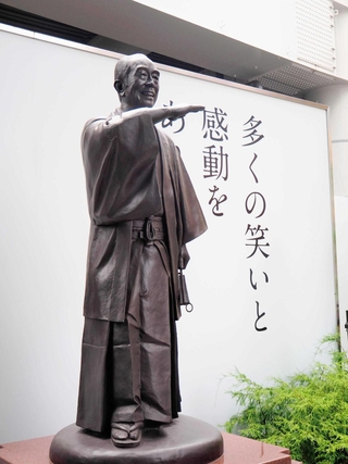 和服を着てギャグの「アイーン」をする志村けんさんの銅像＝東京都東村山市の西武東村山駅前