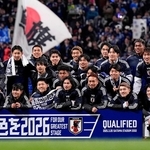 ８大会連続８度目のＷ杯出場を決め、写真におさまる日本代表＝３月、埼玉スタジアム