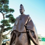 自ら築いた城のあとに立つ田沼意次像＝静岡県牧之原市の牧之原市史料館前
