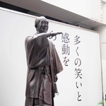 和服を着てギャグの「アイーン」をする志村けんさんの銅像＝東京都東村山市の西武東村山駅前