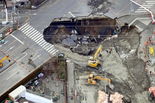 道路に大きな穴があいた事故現場＝２月３日、埼玉県八潮市