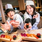 自分でにぎったすしを持つ柊木陽太さんと藤田蒼果さん＝３月、東京・銀座