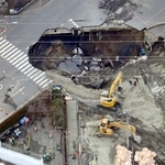 道路に大きな穴があいた事故現場＝２月３日、埼玉県八潮市