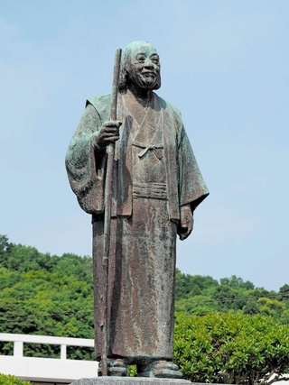 蘇峰記念館近くに立つ徳富蘇峰の銅像＝熊本県水俣市