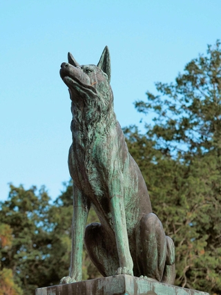 「霊犬」として祭られるしっぺい太郎の像＝静岡県磐田市の矢奈比売神社