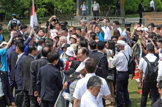 立候補者の話を聞こうと集まった人たち＝神戸市中央区
