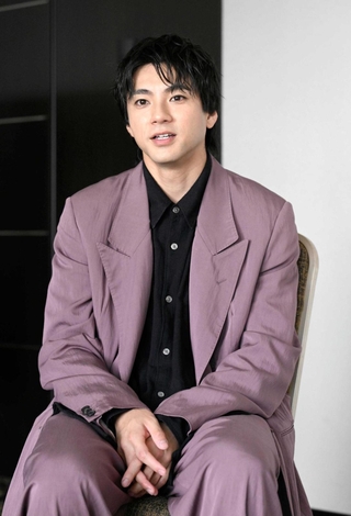 幼いころは父親と同じプロ野球選手になるのが夢だったという山田裕貴さん。「結局あきらめてしまったけれど、『やると決めたら最後まで続けなさい』という父の言葉で、俳優の道を目指す覚悟が決まりました」と山田裕貴さん
