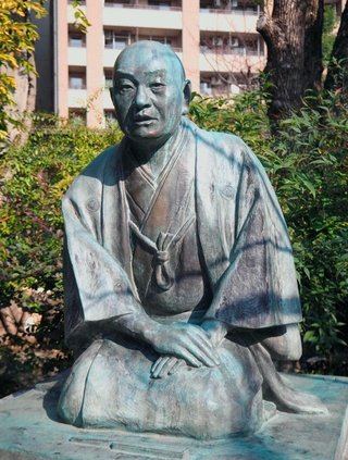 １日４千句の記録をつくった地にある井原西鶴像＝大阪市天王寺区の生国魂神社
