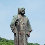 蘇峰記念館近くに立つ徳富蘇峰の銅像＝熊本県水俣市