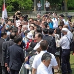 立候補者の話を聞こうと集まった人たち＝神戸市中央区