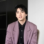 幼いころは父親と同じプロ野球選手になるのが夢だったという山田裕貴さん。「結局あきらめてしまったけれど、『やると決めたら最後まで続けなさい』という父の言葉で、俳優の道を目指す覚悟が決まりました」と山田裕貴さん