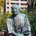 １日４千句の記録をつくった地にある井原西鶴像＝大阪市天王寺区の生国魂神社