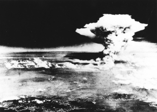 広島に落とされた原爆のきのこ雲＝１９４５年８月６日