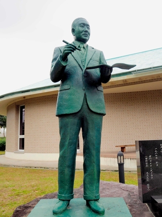 ペンとノートを持つ中山晋平像＝長野県中野市の中山晋平記念館