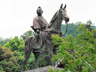 馬に乗る大内弘世の銅像＝山口市の香山公園