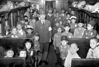疎開先の福島県・岳温泉に、列車で向かう東京都の鶴巻国民学校の子どもたち＝１９４４年６月１７日