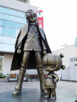 手塚治虫が生んだブラック・ジャック（左）とピノコの像＝東京都東久留米市の西武東久留米駅前