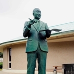 ペンとノートを持つ中山晋平像＝長野県中野市の中山晋平記念館