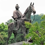馬に乗る大内弘世の銅像＝山口市の香山公園