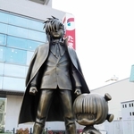 手塚治虫が生んだブラック・ジャック（左）とピノコの像＝東京都東久留米市の西武東久留米駅前