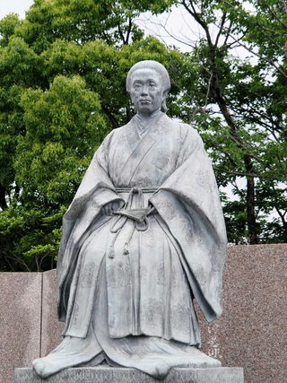 古里にある天璋院の像＝鹿児島市の鹿児島城本丸あと