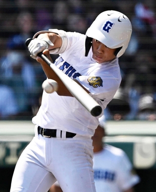 準々決勝の横浜戦で左前打を放つ県岐阜商の横山温大選手＝８月、甲子園
