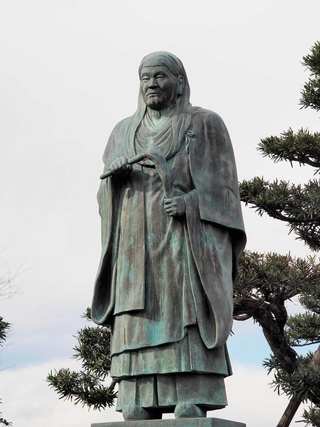 喜多院の山門前に立つ天海の銅像＝埼玉県川越市