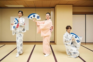 有馬和歌子さん（中央）と、ポーズをとるかのんさん、荘司亜虎さん。かのんさんは男性（だんせい）、亜虎さんは女性の役になりきりました＝５月、東京都内