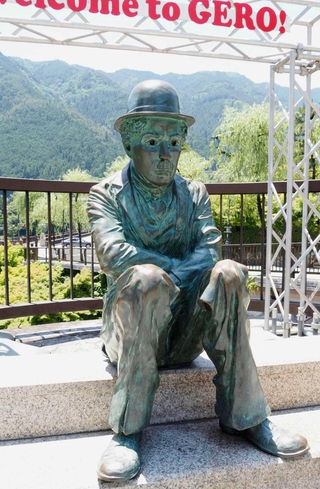 映画「キッド」のワンシーンを表したチャップリン像＝岐阜県下呂市