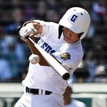 準々決勝の横浜戦で左前打を放つ県岐阜商の横山温大選手＝８月、甲子園