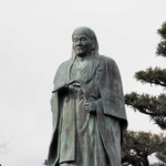 喜多院の山門前に立つ天海の銅像＝埼玉県川越市