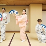 有馬和歌子さん（中央）と、ポーズをとるかのんさん、荘司亜虎さん。かのんさんは男性（だんせい）、亜虎さんは女性の役になりきりました＝５月、東京都内