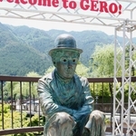 映画「キッド」のワンシーンを表したチャップリン像＝岐阜県下呂市