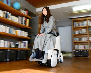 ユニワンの最高速度は時速６キロ。座ったまま体重移動するだけの操作で、あつかいやすいです