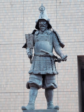 立派なひげ、よろい、かぶと姿で立つ津軽為信像＝青森県弘前市の弘前文化センター前