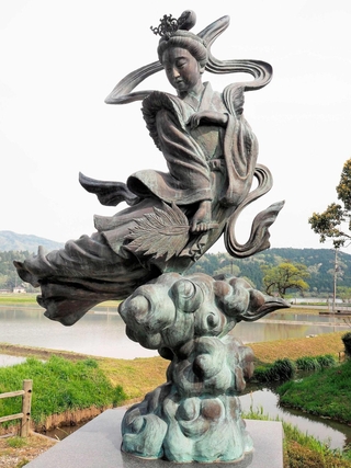 羽衣をまとい、空にうかんでいるような天女の像＝滋賀県長浜市の余呉湖