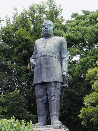 軍服姿で古里に立つ西郷隆盛像＝鹿児島市